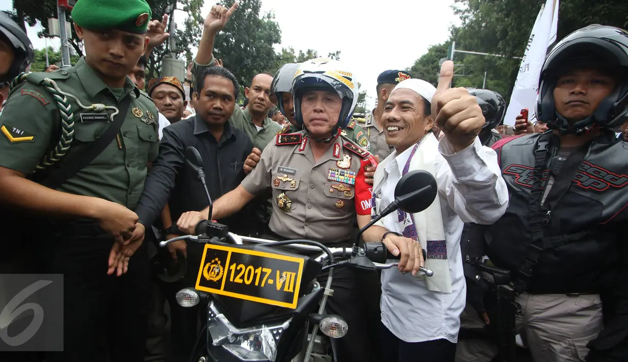 Kapolda Metro Jaya Irjen Pol Mochammad Iriawan bersama Mayjen TNI Teddy Lhaksmana saat  mengendarai motor trail di Balaikota DKI Jakarta, Jumat (14/10). Iriawan  dan Teddy sempat berbincang dengan pengunjuk rasa. (Liputan6.com/Immanuel Antonius)
