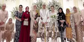 Vega Darwanti juga tampil tak kalah glamor dengan sang pengantin. [Instagram.com/vegadarwanti123]