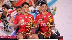 Perhelatan Indonesia Masters 2023 resmi dimulai hari ini, Selasa (24/1/2023) di Istora Senayan Jakarta. Sebagai salah satu ajang rangkaian BWF Tour 2023 berlevel super 500, Indonesia Masters 2023 diikuti oleh para pemain terbaik dari seluruh negara. Namun sayangnya, greget turnamen kali ini terasa berkurang karena kehilangan 4 juara bertahan pada edisi sebelumnya dengan berbagai alasan. Hanya ganda putra Indonesia, Fajar Alfian/Muhammad Rian Ardianto dengan status juara bertahan yang siap mempertahankan gelarnya untuk edisi kali ini. Berikut daftar lengkap juara Indonesia Masters pada edisi 2022. (Bola.com/Ikhwan Yanuar)