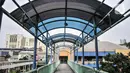 Kondisi JPO sebagai akses pengunjung ke Blok G Pasar Tanah Abang, Jakarta, Rabu (30/11/2022). Datangnya pandemi Covid-19 pada 2020 memperparah kondisi Blok G Pasar Tanah Abang. Menurut pedagang, sejak satu tahun lalu semua pedagang yang berada di lantai 2 dan 3 terpaksa dipindahkan ke lantai bawah akibat sepinya pedagang yang membuka atau menyewa kios. (merdeka.com/Iqbal S. Nugroho)