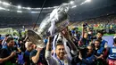 Kapten Real Madrid Sergio Ramos mengangkat piala setelah memenangkan pertandingan final Liga Champions antara Real Madrid dan Liverpool di Stadion NSK Olimpiyskiy, Ukraina (26/5). (AP/ Pavel Golovkin)