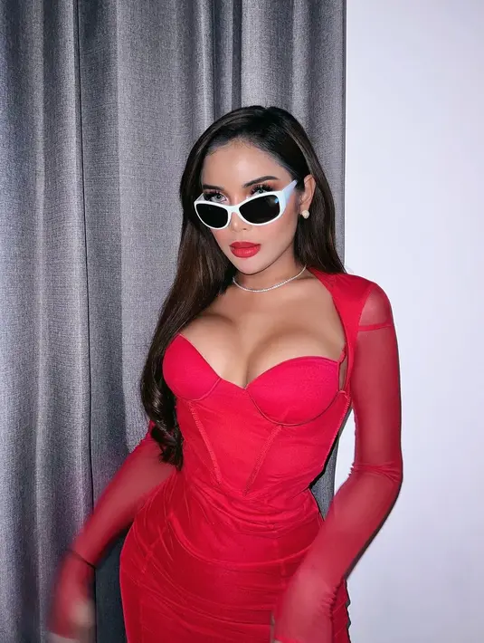 Ia juga tampil nyentrik dengan kacamata hitam yang dipadukan dengan gaya feminin yang modern.(Foto: Millen Cyrus/ Instagram)