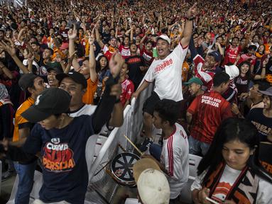 Suporter Persija Jakarta, The Jakmania, memberikan dukungan saat melawan Johor Darul Ta'zim pada laga Piala AFC di SUGBK, Jakarta, Selasa (10/4/2018). Persija menang 4-0 atas JDT. (Bola.com/Vitalis Yogi Trisna)
