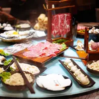 Berbagai menu hot pot dengan cita rasa otentik.