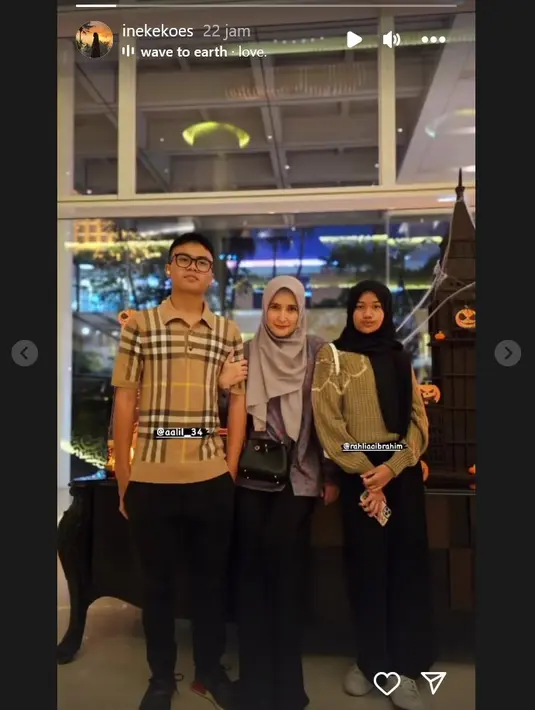 "Perjumpaannya kurang lama sama wanita tanpa kerutan yg awet muda dari dulu kenal th 98 sampe sekarang dah macam kakak sendiri yg selalu suport adeknya 😘❤️ bismillah utk segala yg diikhtiarkan ya mba ku sayang😘😍 @inekekoes," tulis _ummi_pipik_. [Instgaram/inekekoes]