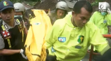 Jenazah seorang kakek yang rumahnya terkena longsor berlangsung selama 4 jam.