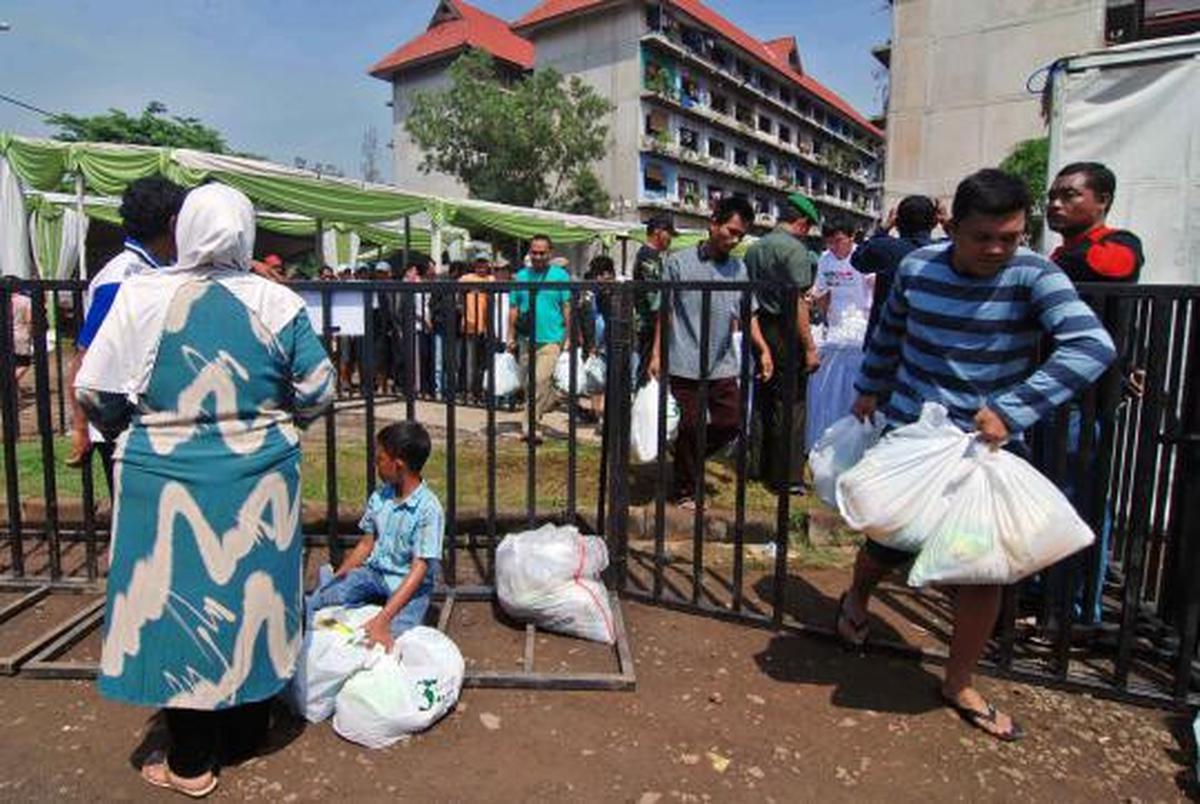 Warga Rusun Koja serbu sembako murah