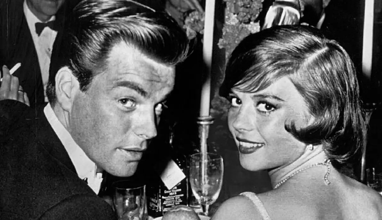 Natalie Wood bersama suami pertamanya Robert Wagner. Pada tahun 2013, misteri kematiannya kembali diusut, dan dinyatakan tenggelam serta faktor lain. Banyak kejanggalan atau bukti yang ditutupi dari kasus kematian artis cantik ini. (Reuters/Wikipedia)