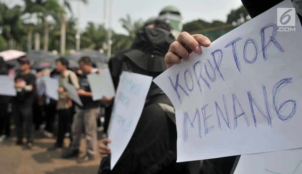 Massa yang tergabung dalam Koalisi Masyarakat Menyelamatkan KPK membentangkan poster saat menggelar aksi menolak UU KPK di depan Gedung DPR, Jakarta, Selasa (17/9/2019). Pengesahan UU KPK dinilai memperlemah pemberantasan korupsi. (merdeka.com/Iqbal S. Nugroho)