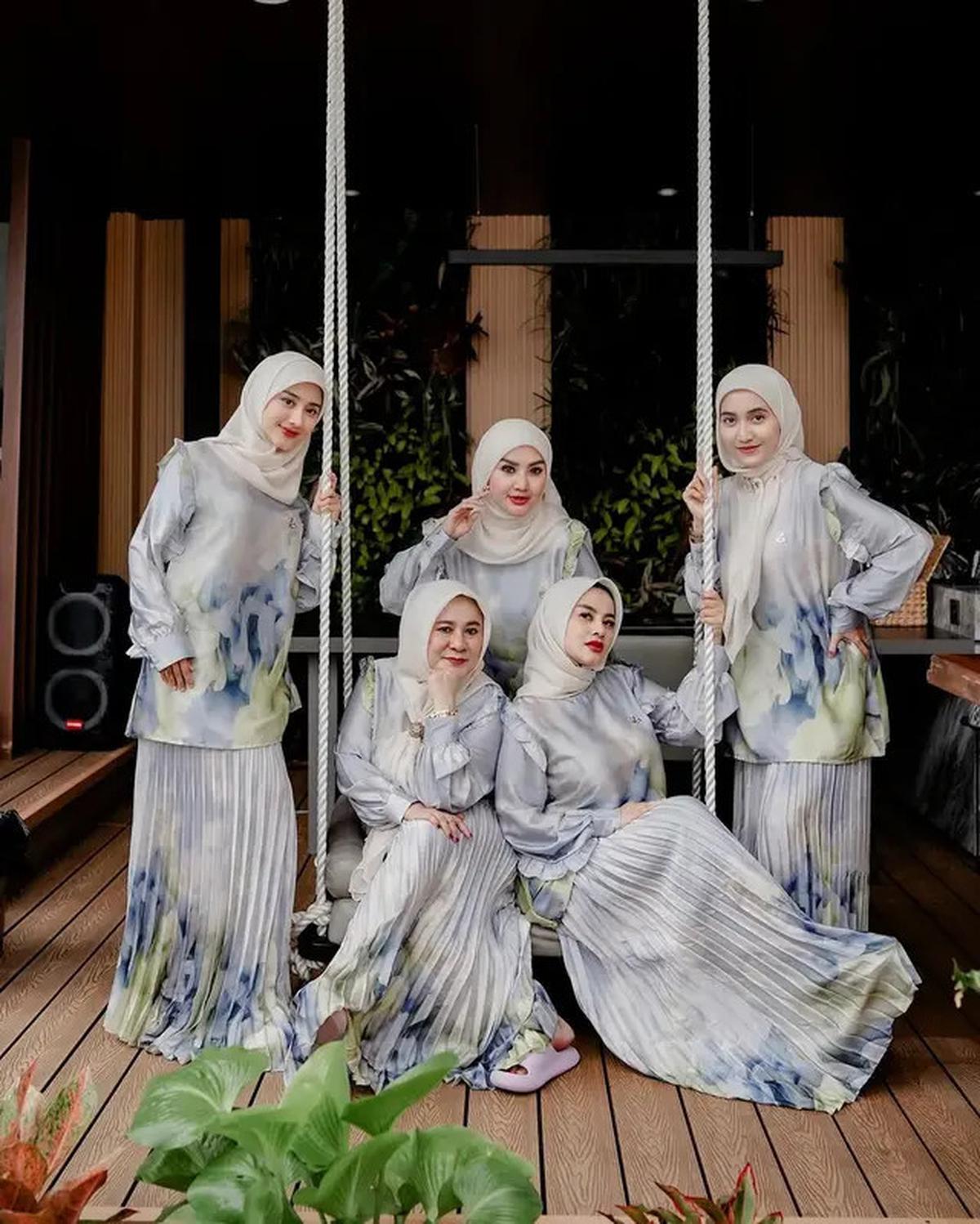7 Potret Ulang Tahun Ghea Youbi, Kompak Berhijab dan Pakai Baju Kembar