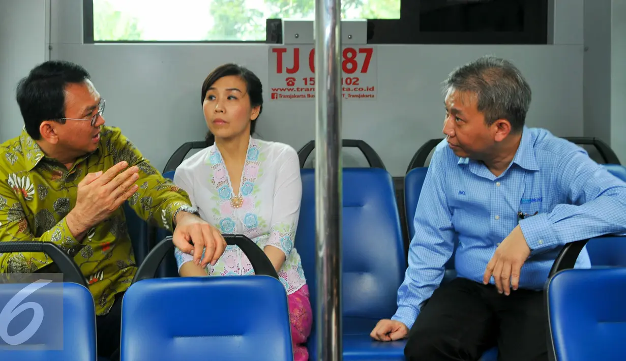Ahok ditemani istri berdiskusi di dalam bus Transjakarta khusus perempuan, Jakarta, Kamis (21/4). Kehadiran bus ini diharapkan Ahok bisa membuat nyaman para wanita. (Liputan6.com/Yoppy Renato)