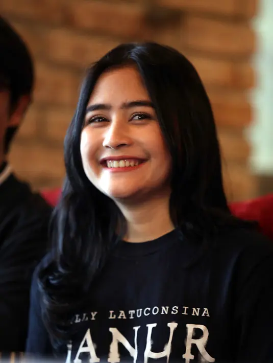 Film Danur: I Can See Ghost memecahkan Museum Rekor Indonesia (MURI). Film yang diadaptasi dari judul sama itu dibintangi oleh Prilly Latuconsina. Acara penyerahan dihadapan lima bangku kosong. (Nurwahyunan/Bintang.com)
