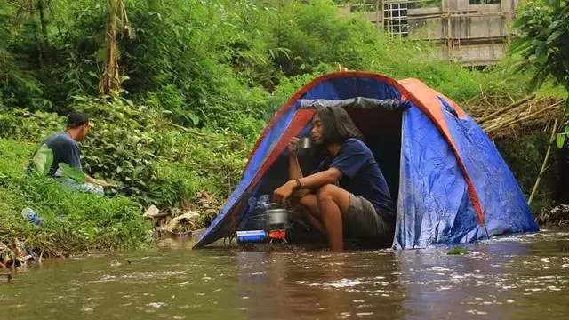 8 Potret Absurd Orang Kemah di Berbagai Tempat Ini Bikin Geleng Kepala