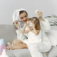 Ilustrasi ibu memanjakan anaknya. (Copyright Pexels/Gustavo Fring)