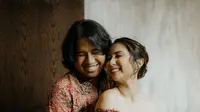 Putri Titian Nyaris Di-blacklist Jadi Teman Karena Tak Bisa Hadir di Pernikahan Joshua Suherman dan Clairine Clay