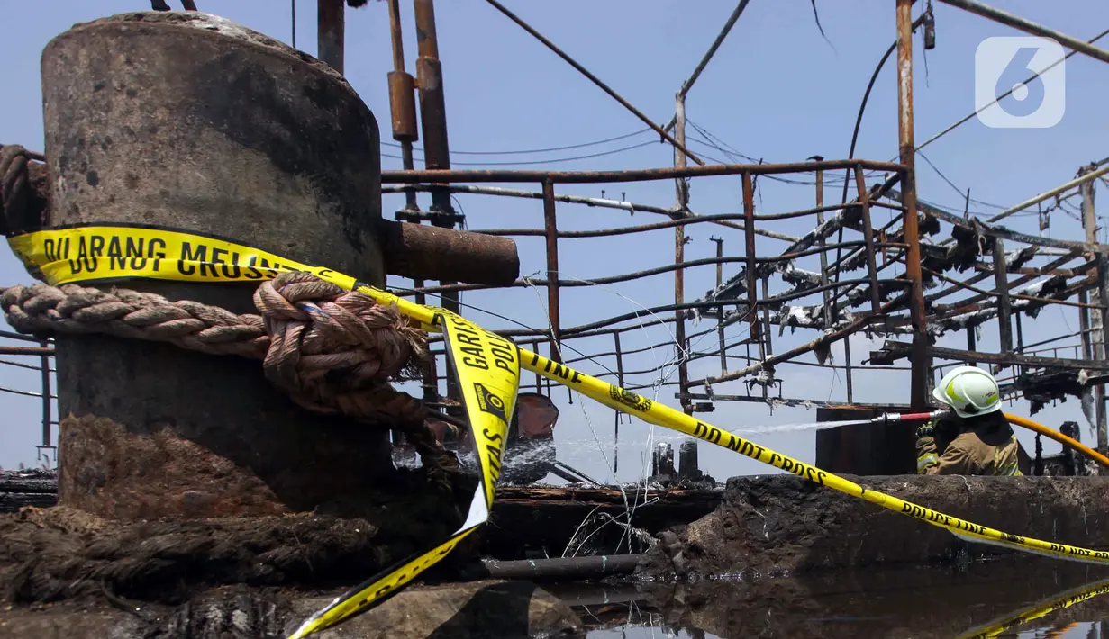 Terkait kejadian ini, sejumlah saksi di sekitar lokasi telah dimintai keterangan. Tercacat, ada 10 unit kapal nelayan yang hangus terbakar. (Liputan6.com/Herman Zakharia)