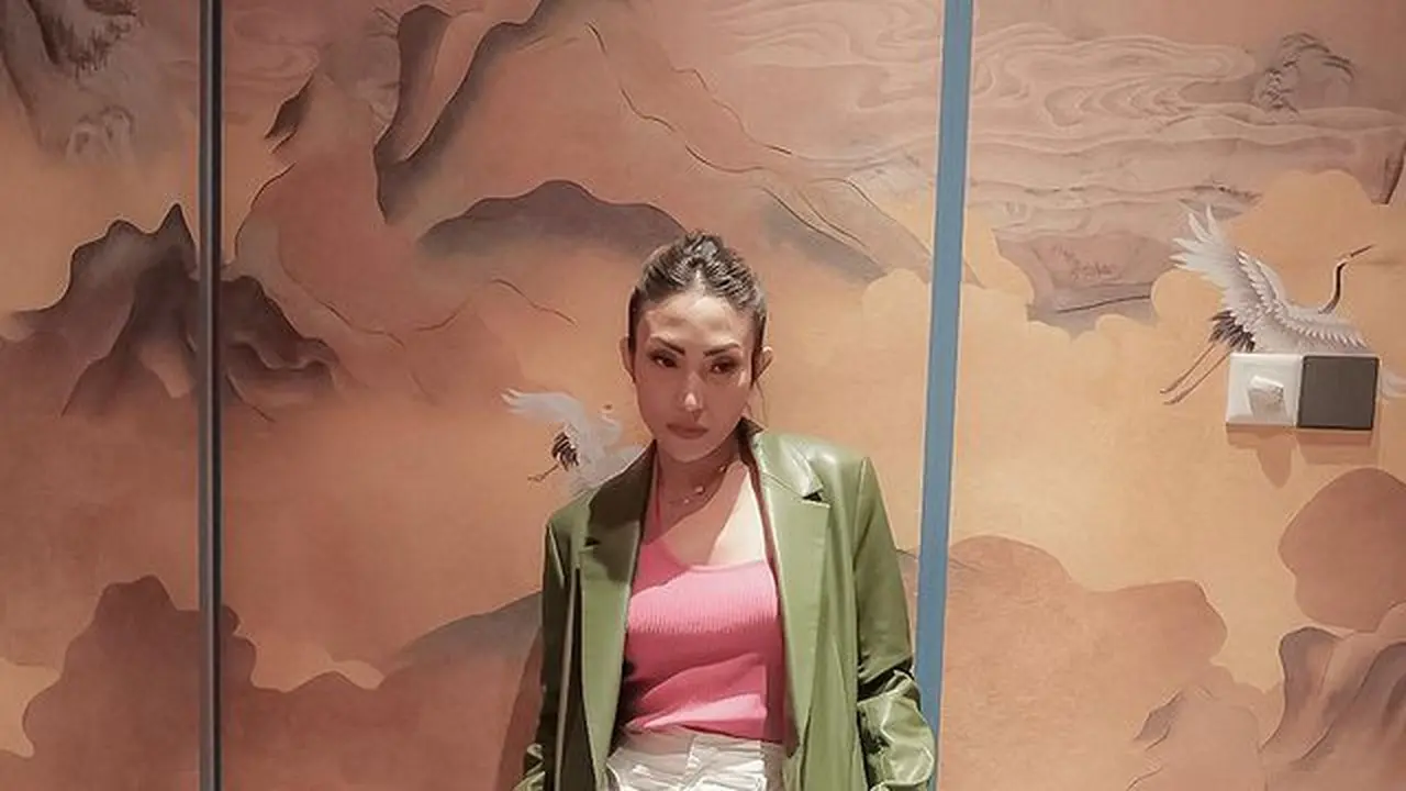 8 Inspirasi Tampil Energik ala Ayu Dewi dengan Outfit Warna-Warni