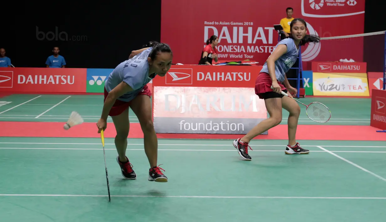 Ganda Putri Indonesia, Della Haris gagal menjangkau kok saat melawan pasangan China, Chen Qingchen dan Jia Yifan pada babak kedua Daihatsu Indonesia Master 2018 di Istora Senayan, Kamis (25/1/2018).