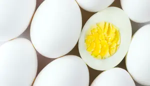 Tips Mengupas Telur Rebus Biar Cepat dan Tidak Boncel, Dijamin Hasilnya Mulus