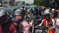 Pemudik melintasi Jalan Soekarno-Hatta, Buahbatu, Kota Bandung, saat arus balik Lebaran, Sabtu, 13 April 2024. (Dikdik Ripaldi/Liputan6.com)