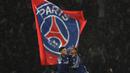 Empat menit berselang, pada menit ke-60, Paris Saint-Germain berhasil menyamakan kedudukan lewat gol yang dicetak Bradley Barcola. (Franck FIFE/AFP)