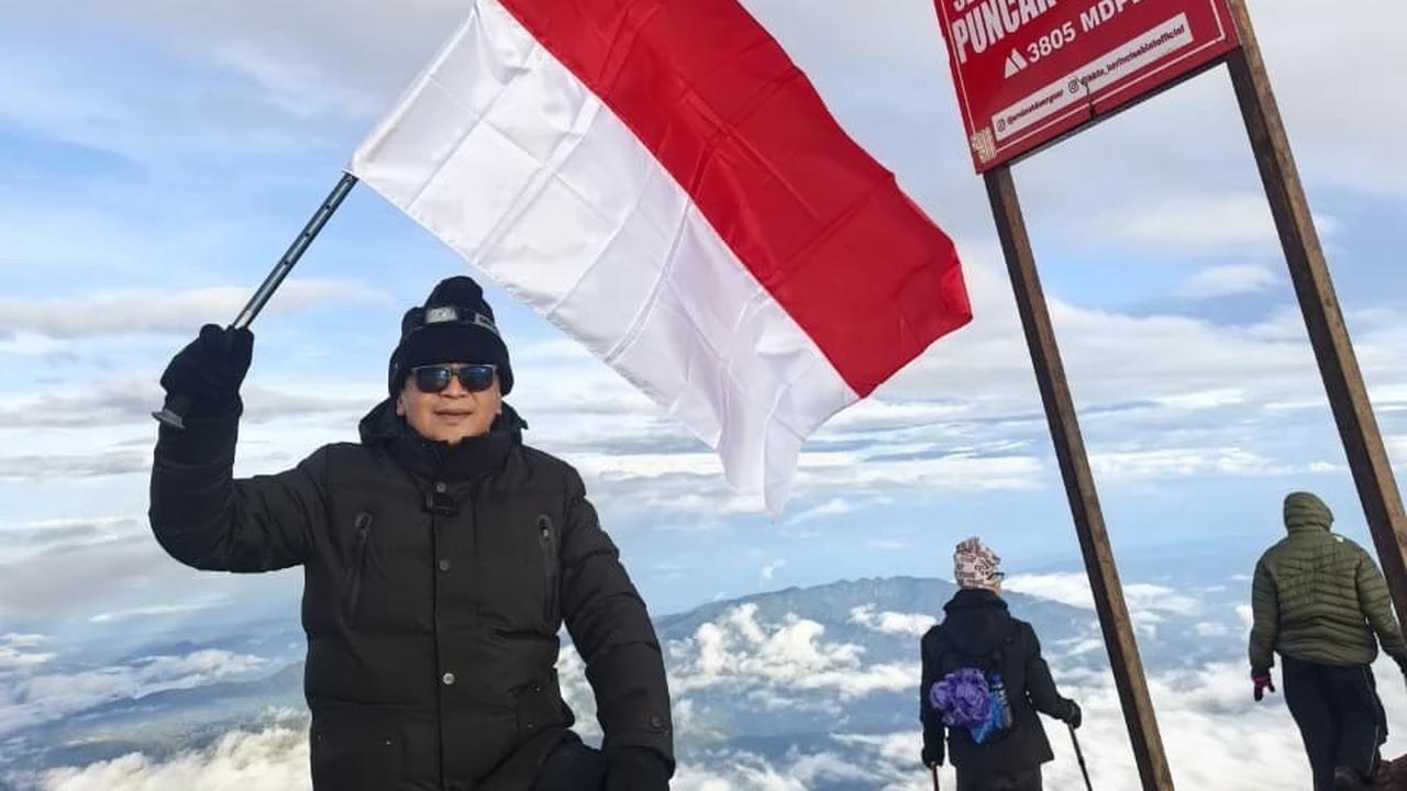 Sekretaris Jenderal PDI Perjuangan Hasto Kristiyanto & kader-kader muda PDI Perjuangan di Puncak Gunung Kerinci