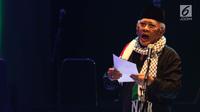 KH Mustofa Bisri atau Gus Mus membacakan puisi dalam acara doa bersama untuk Palestina di Taman Ismail Marzuki, Jakarta, Kamis (24/8). Acara ini merupakan bentuk kemanusiaan, solidaritas dan rasa empati untuk Palestina (Liputan6.com/Angga Yuniar)