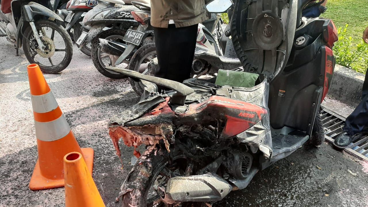 Sepeda motor yang kebakar dan meledak di Kemlu. (Liputan6.com/Yopi Makdori)