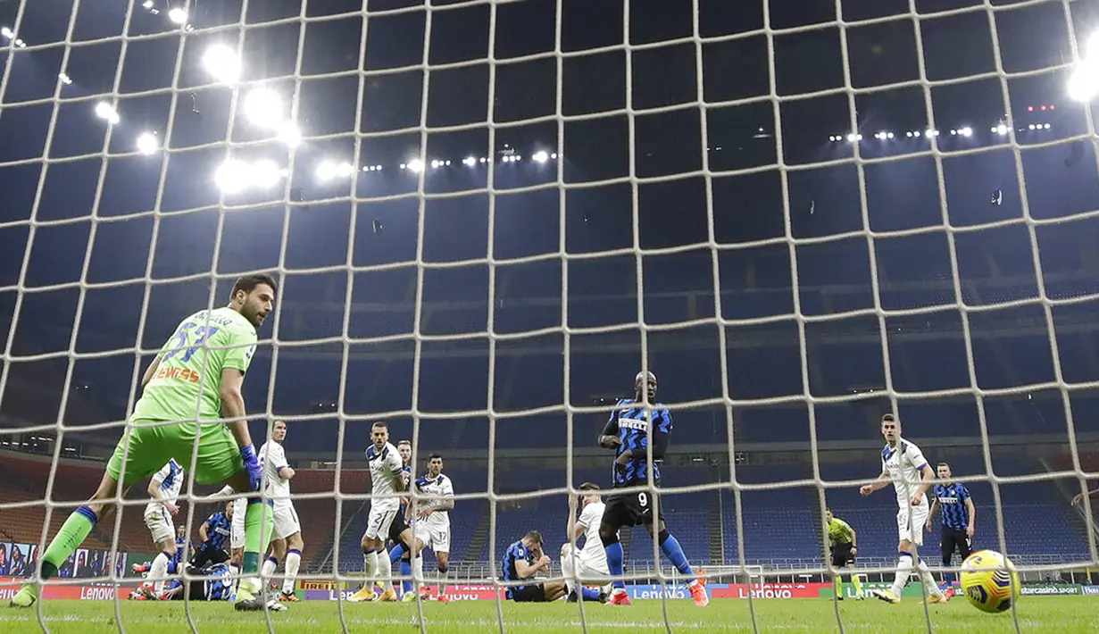 Pemain Inter Milan Skriniar mencetak gol ke gawang Atalanta pada pertandingan Serie A di Stadion San Siro, Milan, Italia, Senin (8/3/2021). Inter Milan menang 1-0. (AP Photo/Luca Bruno)