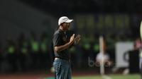 Pelatih  Persipura Jayapura, Liestiadi memberikan arahan kepada timnya saat melawan Persib Bandung pada lanjutan Liga 12017 di Stadion GBLA, Bandung, Minggu (7/5/2017). (Bola.com/Nicklas Hanoatubun)