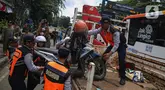 Suku Dinas Perhubungan Jakarta Selatan bersama instansi terkait menggelar operasi tertib trotoar di kawasan Gandaria dan Pondok Indah, Jakarta Selatan, Selasa (18/3/2025). (Liputan6.com/Angga Yuniar)