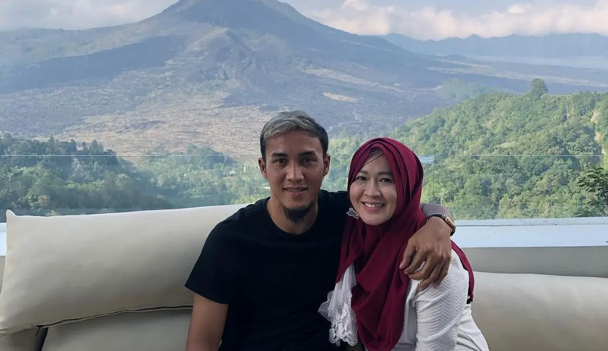 Fakta ini diungkap Okie Agustina saat menemui awak media yang menyebut sang suami pernah memberikan talak. Hal tersebut membuat Okie sempat bingung. [Instagram/gunawandwicahyo13]