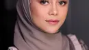 Bisa pilih hijab segi empat instan yang dilengkapi ciput untuk dapatkan tampilan ala Lesti Kejora. [Foto: IG/lestykejora].