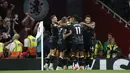 <p>Pemain tim Aston Villa merayakan setelah mencetak gol pertama timnya ke gawang Arsenal selama pertandingan lanjutan Liga Inggris di Stadion Emirates di London, Kamis (1/9/2022). Arsenal menag tipis atas Aston Villa 2-1. (AP Photo/David Cliff)</p>