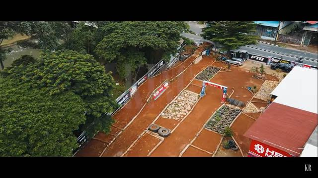 7 Potret Sirkuit Pribadi Roy Ricardo, Taruh Mobil Sebagai Rintangan