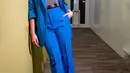 Jika ingin tampil bersinar dan memesona, maka setelan blazer berwarna biru dan tanktop blink blink ini adalah jawaban yang tepat untuk outfitmu. (instagram/raisa6690), Ditulis oleh : Pinastika Fatimah.
