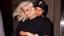 "Tyga bertemu Kylie lebih dulu, Tyga tak hanya memberikan Ferrari untuk Kylie namun juga Maybach Benz," sambung sumber itu lagi. (thehotshott.com)