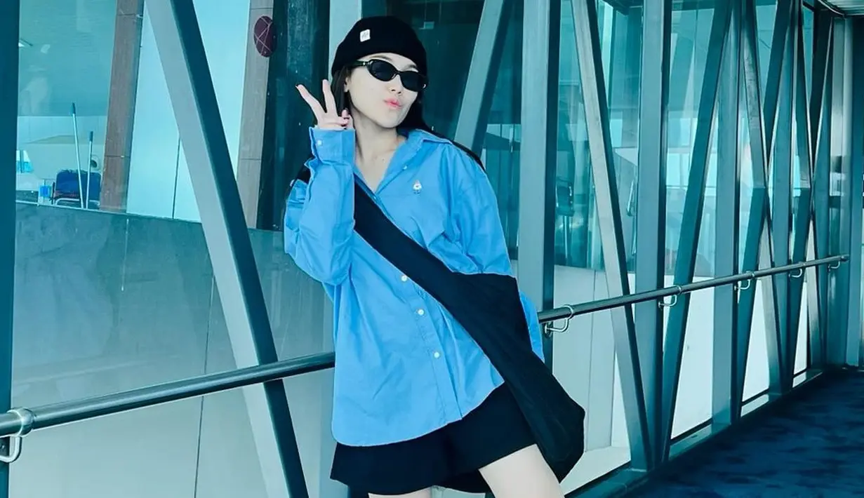 <p>Outfit Ayu Ting-Ting dengan baju longgar bisa jadi inspirasi airport outfit yang stylish. Ia padukan kemeja oversized dan celana pendek dengan sneakers dan sling bag besar. Beannie hitam bikin Ayu Ting-Ting terlihat SWAG ala Idol KPop [@ayutingting92]</p>