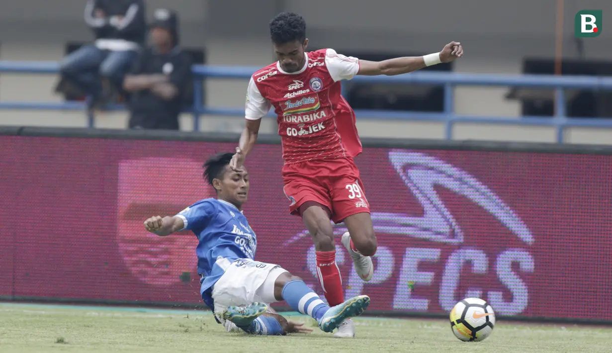 Pemain Persib Bandung berusaha menghentikan bek Arema FC, Alfin Tuasalamony, pada laga Liga 1 di Stadion GBLA, Jawa Barat, Kamis (13/9/2018). Persib menang 2-0 atas Arema FC. (Bola.com/M Iqbal Ichsan)