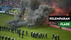 Fans Hamburg tak bisa menerima tim kesayangannya terdegradasi dan coba melemparkan flare ke lapangan.
