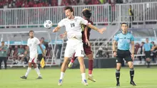 Gelandang Timnas Indonesia, Thom Haye (kiri), berduel melawan pemain Timnas Kamboja pada laga Grup A Piala AFF 2026 di Stadion Pakansari, Bogor, Senin (27-7-2026). (Kapanlagi.com/Budy Santoso)