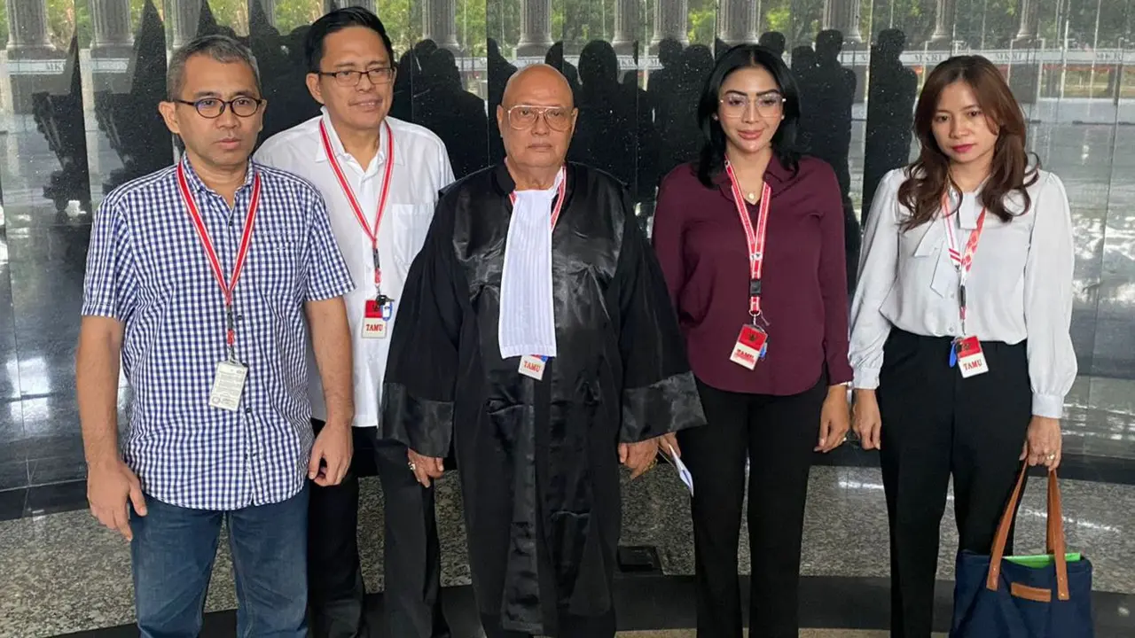 Sejumlah warga negara Indonesia, yakni Desy Natalia, Audrey Tangkudung, Rudi Andries, Marlon Kansil, dan Meity Anita Lingkani melakukan uji materil atau judicial review terkait Pasal 416 ayat (1) Undang-Undang Nomor 7 Tahun 2017 soal Pemilu ke Mahkamah Ko