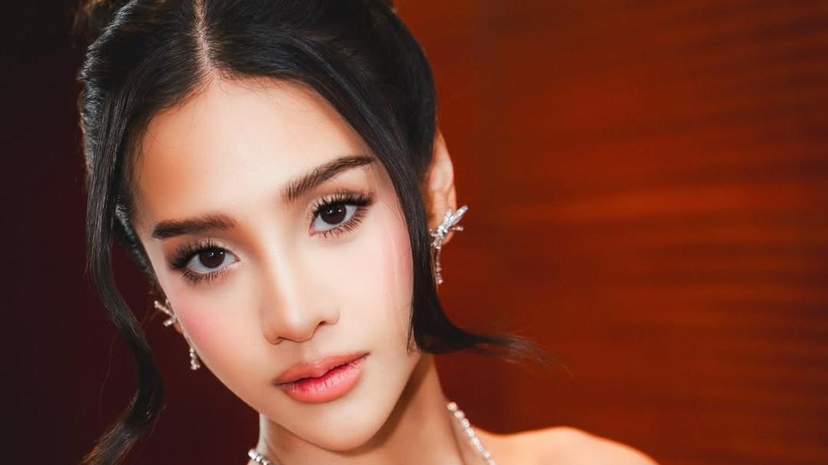 Potret Elegan Anya Geraldine Bak Disney Princess Berbalut Gaun Hian Tjen di Premiere Film Shutter