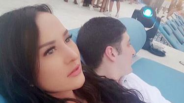 Potret Kemesraan Cynthiara Alona Dengan Pria Bule Photo Fimela Com