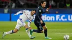 Penyerang PSG, Edinson Cavani (kanan) berusaha membawa bola dari kejaran gelandang Chelsea, Pedro pada leg pertama Babak 16 besar Liga Champions di Parc des Princes, Paris, Rabu (17/2). PSG menang atas Chelsea dengan skor 2-1. (Reuters/Benoit Tessier)