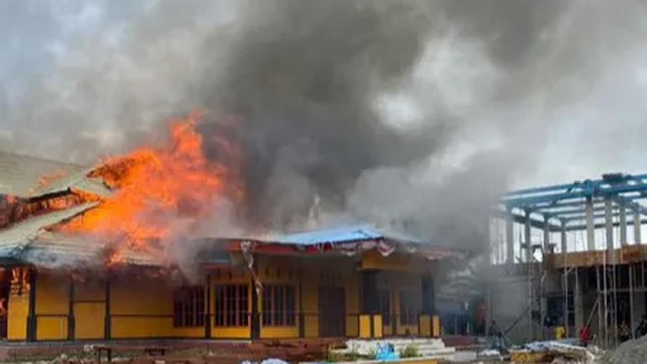 Diketahui akibat kerusuhan ini sebanyak tiga personel menjadi korban, mereka terluka akibat terkena panah yaitu Bripda Eliezer, anggota Koramil Monomani, dan seorang anggota Brimob BKO Polres Dogiyai.