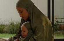Potret Super Gemas Kamari Anak Jennifer Coppen Pakai Mukena Couple Bareng Sang Ibu untuk Syuting Iklan
