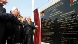 Presiden Palestina Mahmoud Abbas (kanan) bersama Walikota Johannesburg Parks Tau meresmikan patung tokoh revolusi dunia asal Afrika Selatan, Nelson Mandela di kota Ramallah, Palestina, Selasa (26/4). (Palestinian President Office via REUTERS)