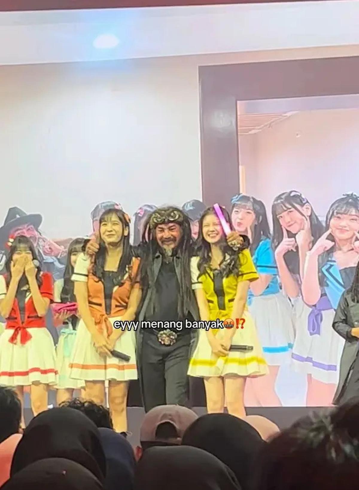 7 Potret Limbad dan Anak Kompak Nonton Konser JKT48, Girang Jadi Wota