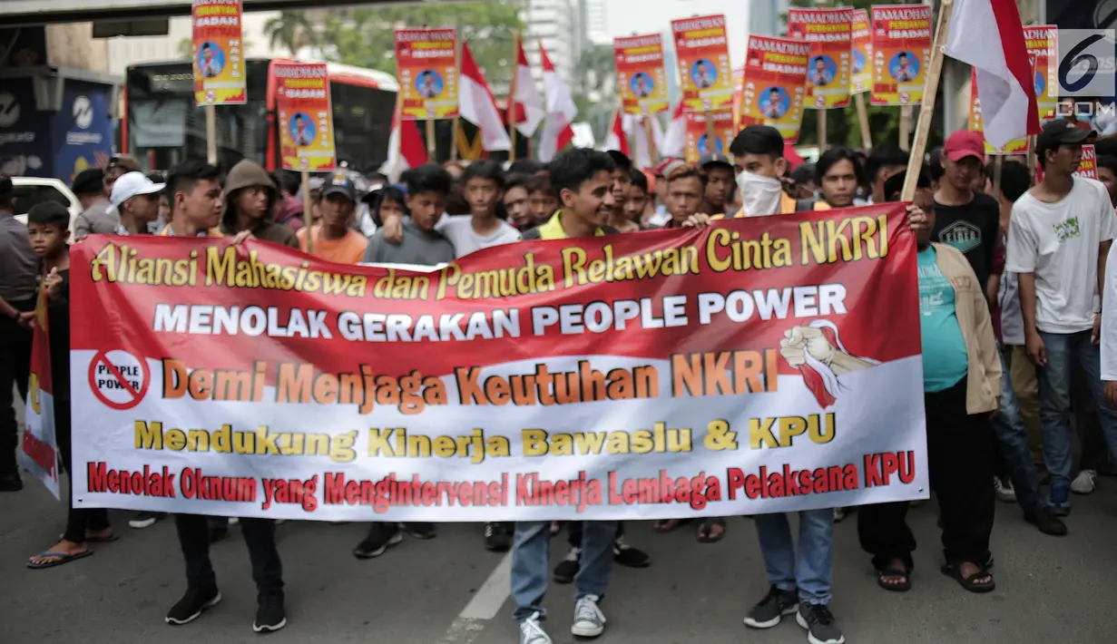 Massa yang tergabung dalam aliansi mahasiswa dan pemuda relawan cinta NKRI membawa spanduk saat unjuk rasa di depan Gedung Bawaslu, Jakarta, Jumat (17/5). Dalam aksinya mereka menolak Gerakan People Power karena syarat dengan kepentingan politik inkonstitusional. (Liputan6.com/Faizal Fanani)